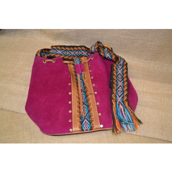 Torebka worek etno ze skóry różowa z kwiatowym haftem .